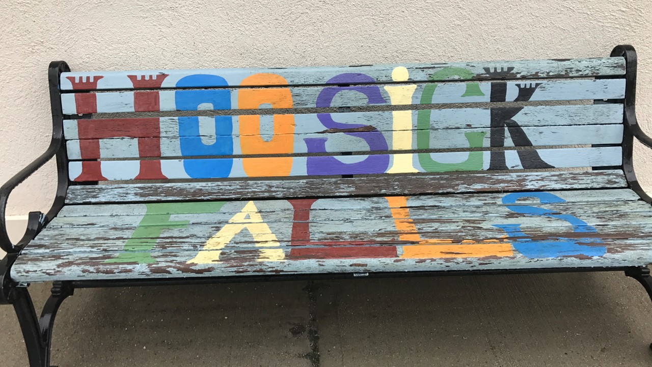 Bunte Bank mit dem Namen Hoosick Falls darauf, Foto Blake