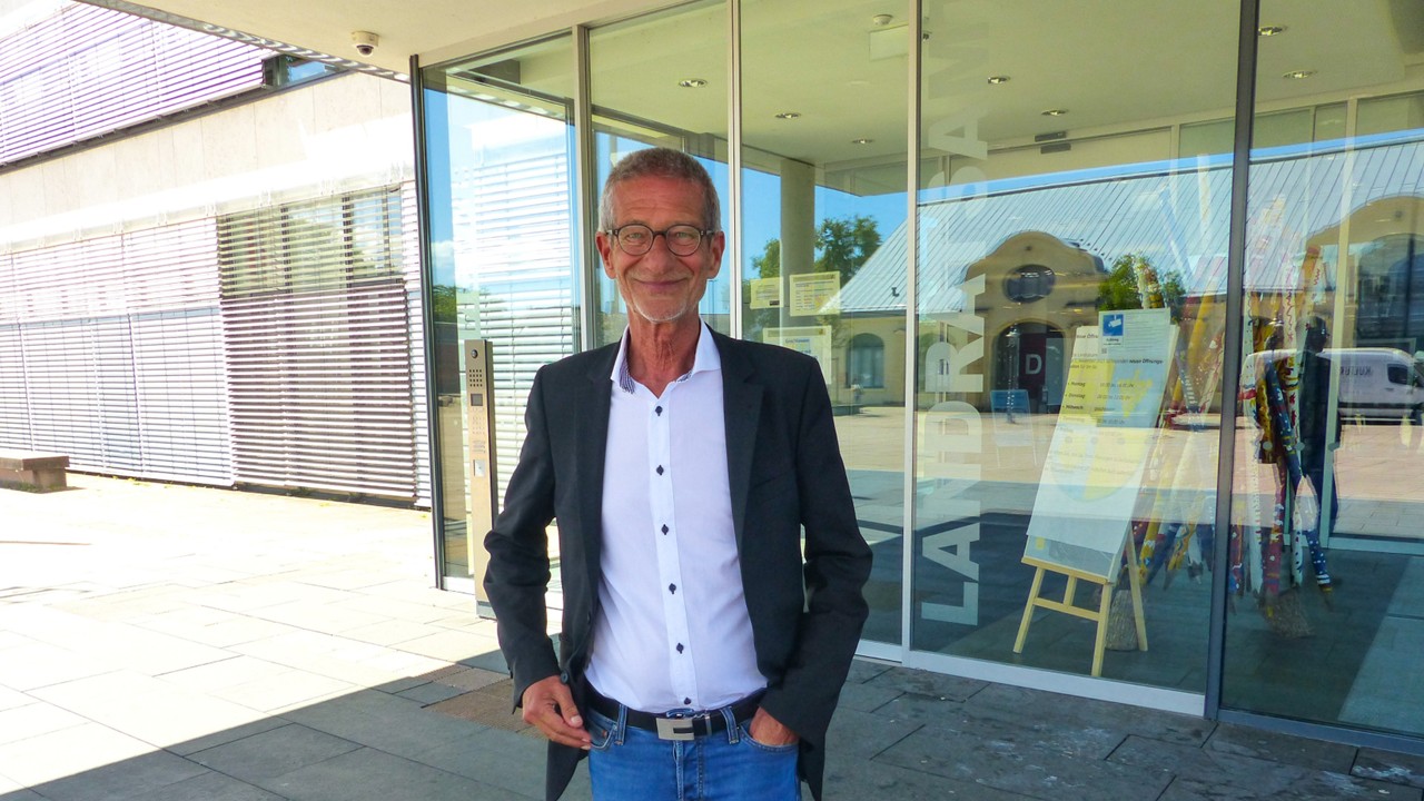 Ein Mann steht vor dem Eingang des Landratsamtes in Rastatt