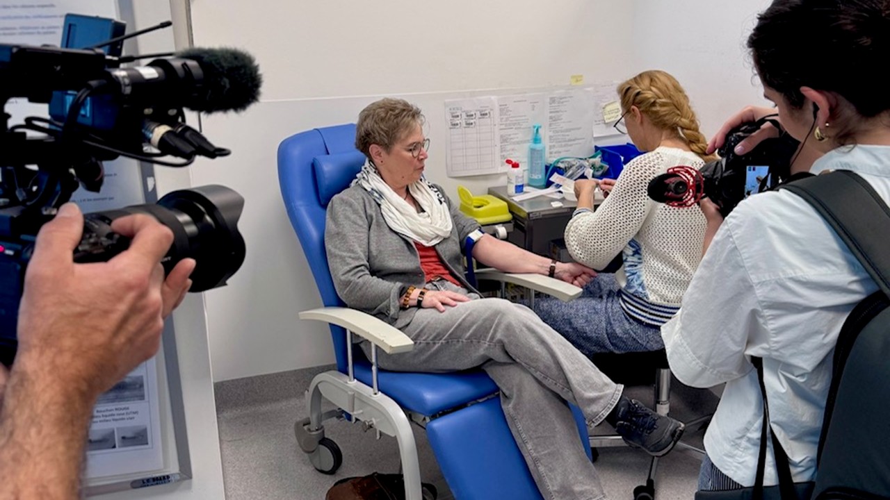 Einer Frau wird in einem Labor Blut abgenommen