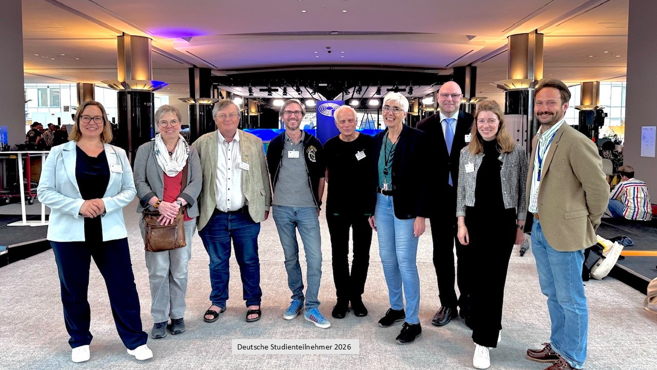 Personen stehen im Europaparlament
