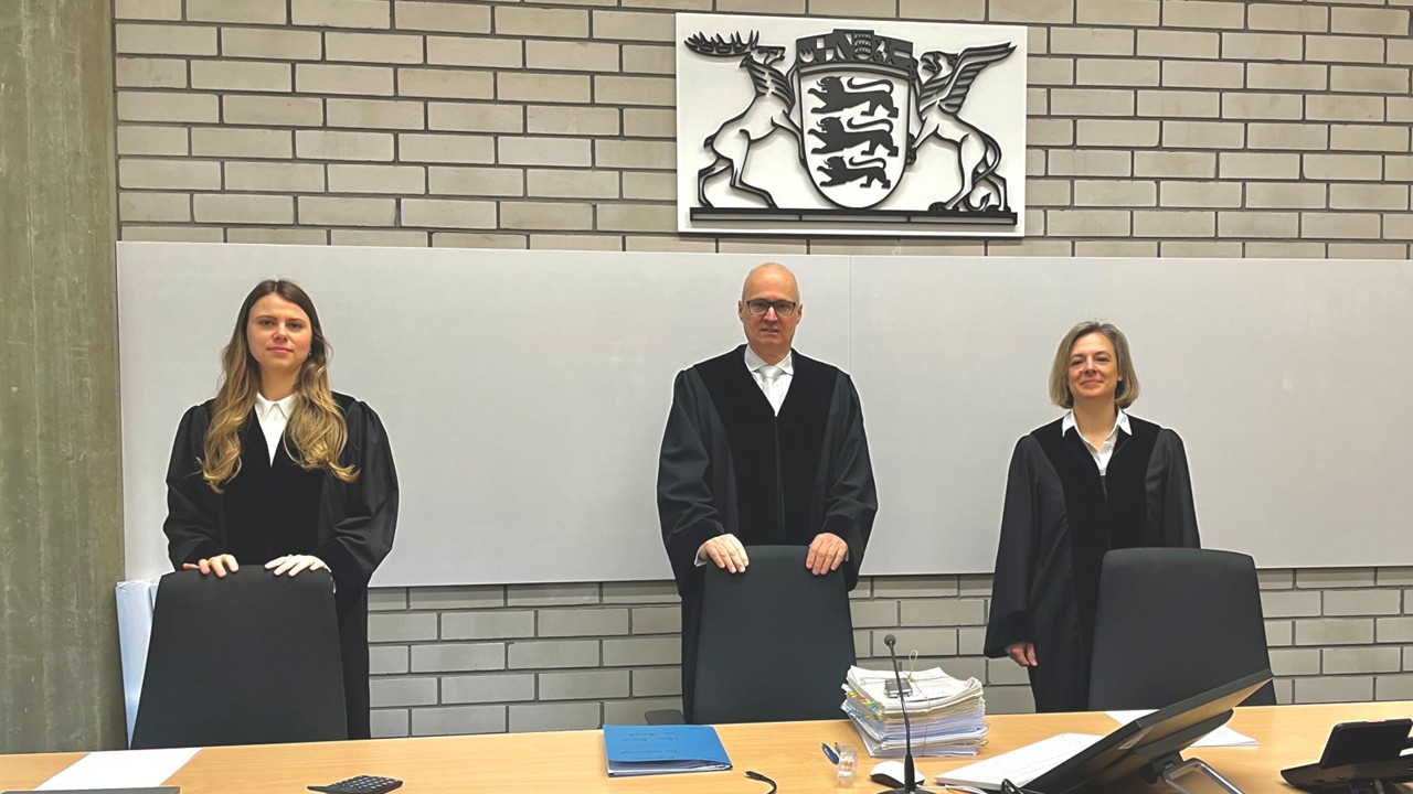 Zwei Richterinnen und ein Richter vor Beginn einer Verhandlung