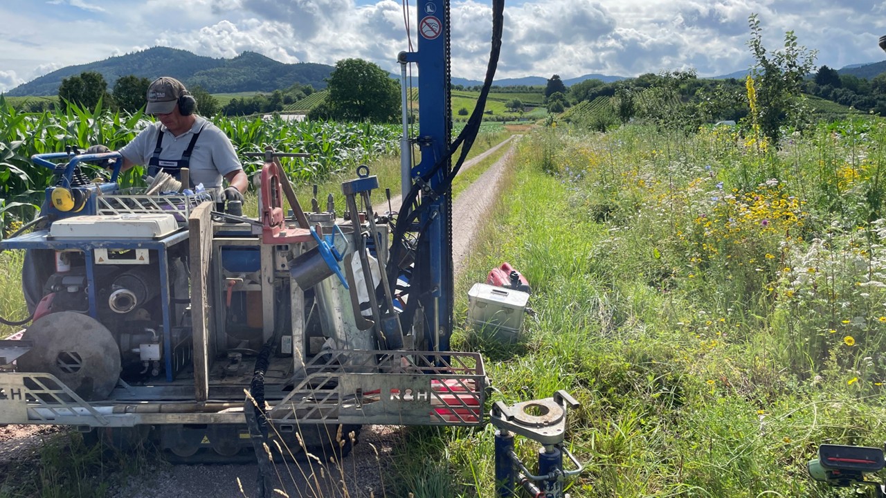 Grundwasserproben werden gezogen
