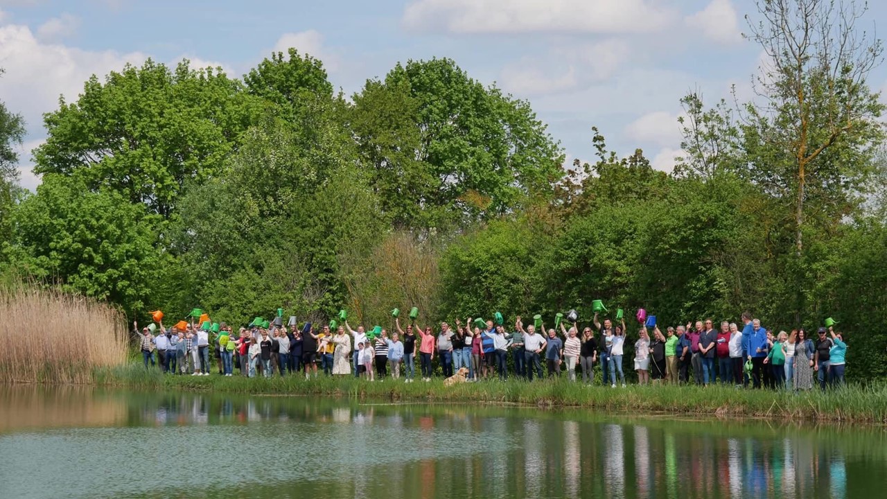 Menschen an einem See