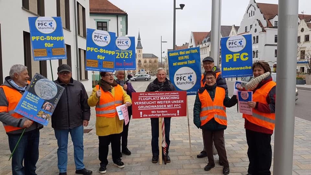 Gruppe mit Protestschildern