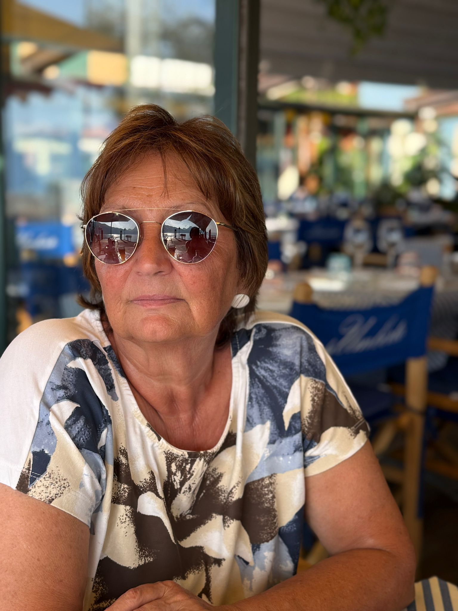 Frau mit Sonnenbrille
