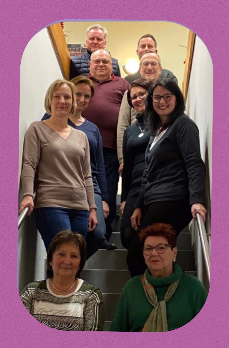 Gruppe von Leuten auf einer Treppe