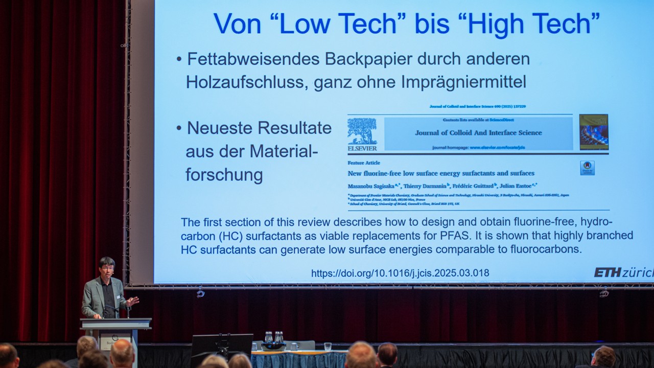 Prof. Martin Scheringer hält einem PFAS-Vortrag beim Expertenforum in Rastatt
