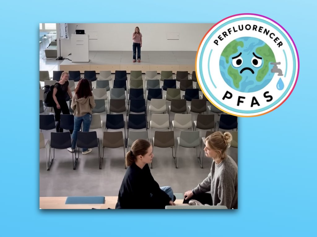 Zwei Personen in einem Hörsaal