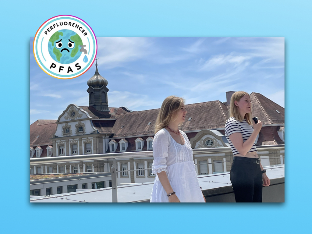 Zwei junge Frauen auf einem Dach vor einem Schloss
