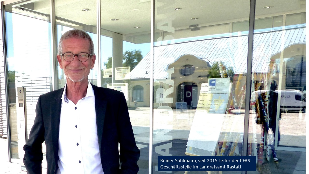 Reiner Söhlmann vor dem Landratsamt Rastatt