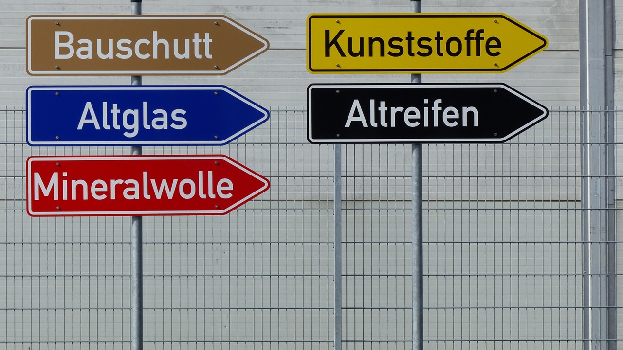 Schilder vom Recyclinghof, Foto Klatt