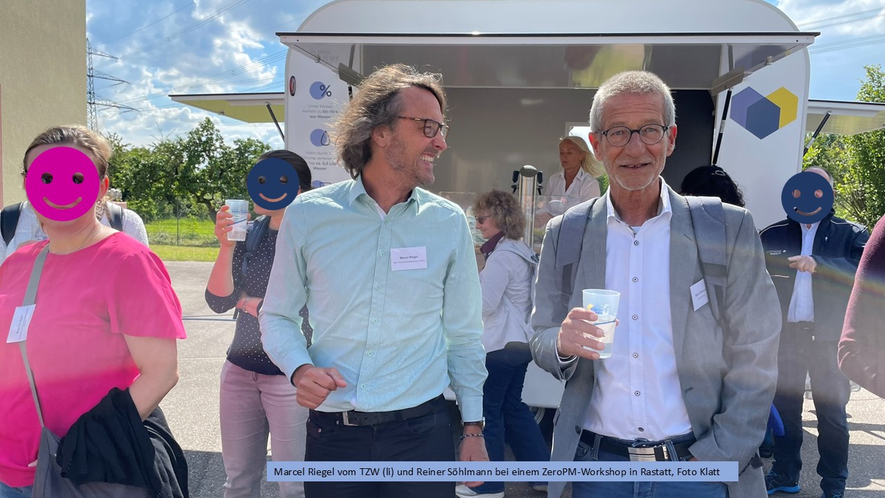 Zwei Männer mit Wassergläsern, Foto Klatt